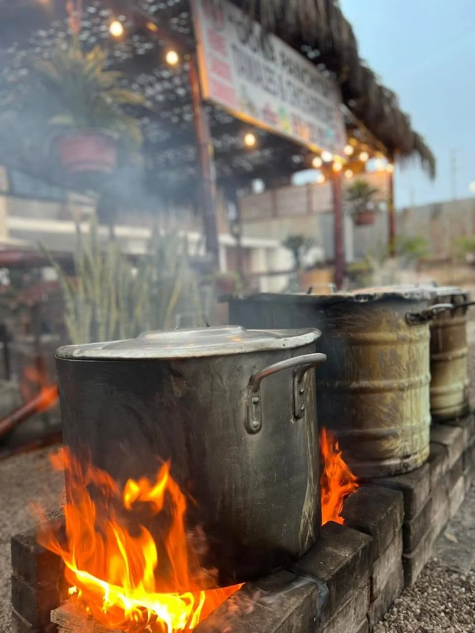Las ollas de la cocina de Doña Panchita sobre el fuego a leña