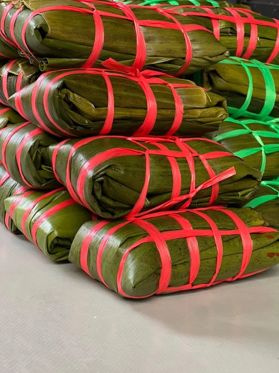 Tamales de Doña Panchita envueltos en hojas y atados a mano